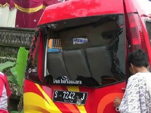 Mobil Wisatawan Gunung Bromo Terguling, Belasan Penumpang Luka