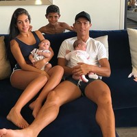 Foto kebersamaan Cristiano Ronaldo dengan kekasih, anak pertama dan anak kembarnya mendapatkan 7,2 juta like. Foto: Instagram