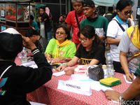 Kaum Difabel Bantu Pungut Sampah dan Ajar Bahasa Isyarat di CFD
