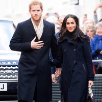 Pasangan yang pekan lalu baru mengumumkan pertunangannya itu sama-sama mengandalkan outerwear berwarna biru navy. Coat berpotongan jas jadi pilihan Harry. Sementara Meghan Markle mengenakan coat bergaya double-breasted dari label Mackage. Foto: Getty Images