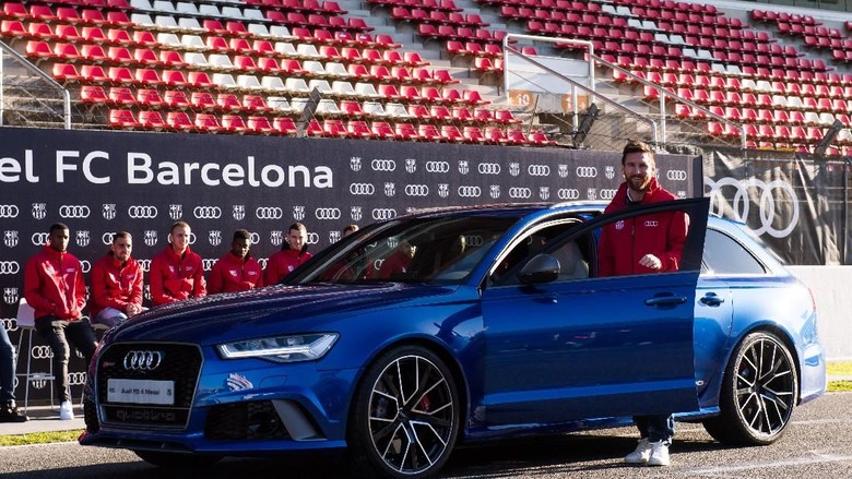Lionel Messi dengan mobil perusahaan Audi Foto: Alex Caparros/Getty Images for AUDI Lionel Messi dengan mobil perusahaan Audi Foto: Alex Caparros/Getty Images for AUDI