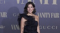 Garbine Muguruza (Spanyol) memilih mengenakan long dress hitam sata menghadiri Vanity Fair Personality of the Year pada 21 November 2017. (Carlos Alvarez/Getty Images)