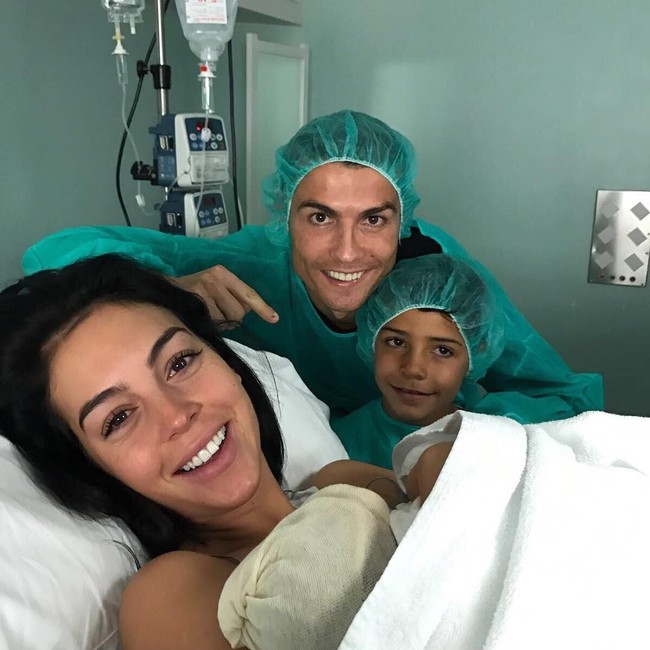 Cristiano Ronaldo yang mengumumkan kelahiran bayi perempuannya di Instagram, berada di posisi kedua. Cristiano Ronaldo memposting foto dirinya bersama kekasih Georgina Rodriguez dan anak pertamanya di Instagram, dan mendapatkan 11,02 juta. Foto: Instagram
