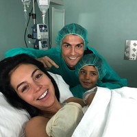 Cristiano Ronaldo yang mengumumkan kelahiran bayi perempuannya di Instagram, berada di posisi kedua. Cristiano Ronaldo memposting foto dirinya bersama kekasih Georgina Rodriguez dan anak pertamanya di Instagram, dan mendapatkan 11,02 juta. Foto: Instagram