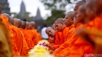 Para biksu berdoa untuk stabilitas dan perdamaian di kompleks candi Siem Reap, Kamboja. Krisis politik Kamboja dan kepemimpinan PM Hun Sen memicu aksi damai ini.