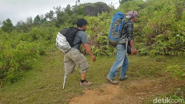 Tak diduga, mereka sampai puncak dalam waktu 3 jam