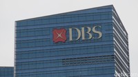Tak jauh dari Citi Bank, ada juga Bank DBS dengan gedung yang tinggi menjulang.