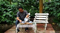 Kopi Blitar menjadi andalan utama kopi yang bisa dinikmati di sini. Harganya sangat terjangkau, sekitar Rp 15 ribu per cangkir. Jika ingin membawa pulang, pengelola juga menyediakan kopi bubuk dalam 2 kemasan. Yang berat 150 gram seharga Rp 20 ribu, sedangkan berat 250 gram seharga Rp 30 ribu (Erliana/detikTravel)