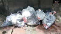 Para difabel ini membantu memungut sampah yang ada di area CFD (Foto: Tsarina Maharani/detikcom)