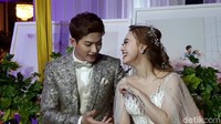 Mereka blak-blakan pernikahannya banyak dibantu sponsor. Pasangan ini dikenal kocak. Foto: Lee Jeong Hoon dan Moa / Desi Puspasari