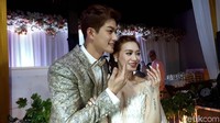 Lee Jeong Hoon yang merupakan eks personel boyband HITZ menikahi penyanyi Moa di Chakra Venue and Lounge, Green Office Park, BSD City, Serpong, Tangsel, Sabtu (2/12). Foto: Lee Jeong Hoon dan Moa / Desi Puspasari