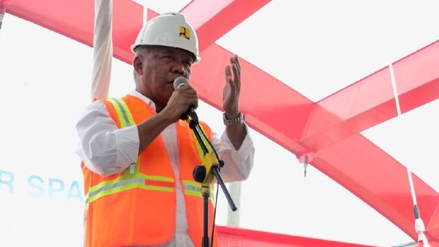 Menteri Basuki Lepas Bentang Tengah Jembatan Holtekamp ke Papua.