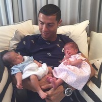 Di posisi kelima ada Cristiano Ronaldo dengan postinga foto bersama bayi kembar yang didapatnya dari ibu pengganti. Foto tersebut menjaring 8,2 juta like. Foto: Instagram