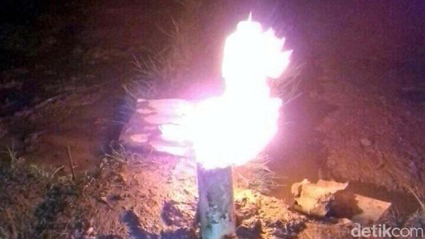 Api menyala di lokasi semburan gas