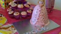 Di tahun 1996, kartun Barbie sangatlah terkenal. Saat itu juga, setiap anak menyukai kue Barbie sebagai kue ulang tahun. Kue ini terbuat dari kue biasa namun dibentuk menyerupai gaun Barbie. Foto: Istimewa
