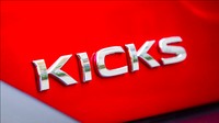 Nissan Kicks juga diprediksi bakalan menjadi pengganti Nissan Juke dalam beberapa tahun ke depan. Jika dibandingkan dengan Juke, Kicks memiliki interior yang lebih lega namun tenaganya masih kalah dengan Juke. Juke juga menawarkan pilihan mode berkendara All-Wheel Drive yang tidak ada pada Kicks.  Foto: Nissan
