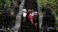 Warga masih tampak beraktivitas di Candi Lempuyang, 3 Desember 2017 (Foto: Dok. REUTERS/Darren Whiteside)