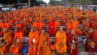 Para biksu berdoa untuk stabilitas dan perdamaian di kompleks candi Siem Reap, Kamboja. Krisis politik Kamboja dan kepemimpinan PM Hun Sen memicu aksi damai ini.