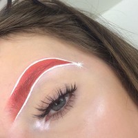 Hingga akhir tahun ini, alis aneh masih saja eksis di Instagram. Alis dibentuk layaknya topi Natal Santa Clause dengan warna merah dan garis putih pada tepiannya. Sementara di ujung alis, dibentuk bintang yang juga menyerupai ujung topi Santa Claus. Foto: Instagram