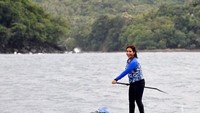 Menteri Kelautan dan Perikanan (KKP) Susi Pudjiastuti melakukan paddling di depan kapal Silver Sea 2, di Sabang, Nanggroë Aceh Darussalam (NAD). Kapal tersebut merupakan hasil tangkapan TNI AL dan Satgas 115 di Perairan Sabang.