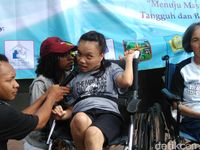 Kaum Difabel Bantu Pungut Sampah dan Ajar Bahasa Isyarat di CFD