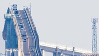 Jembatan ini memiliki panjang 1,7 kilometer (km) dan lebar sebesar 11,3 meter. Jembatan ini cukup tinggi hingga memungkinkan sebuah kapal besar untuk melewati di bawahnya.