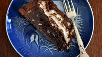 Tahun 1985 punya Mississippi Mud Cake. Kue ini adalah kue coklat dengan saus lengket, dan saus krim seperti kue pie sekarang. Nama kue ini terinspirasi dari lumpur kering yang berada di sungai Mississippi, Amerika karena bentuknya yang menyerupai lumpur di sana. Foto: Istimewa