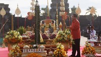 PM Hunsen berdoa di kompleks candi Siem Reap di tengah aksi ribuan biksu yang berdoa untuk stabilitas dan perdamaian di tempat tersebut, Minggu (3/12).