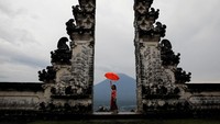 Kadang dari area ini Gunung Agung tak terlihat karena tertutup kabut atau asap. Foto diambil 3 Desember 2017. (Foto: Dok. REUTERS/Darren Whiteside)