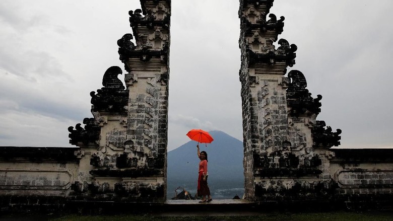Candi Lempuyang di Karangasem, Bali / Gunung Agung Tourists visit Lempuyang temple which overlooks Mount Agung volcano, in Karangasem Regency, Bali, Indonesia, December 3, 2017. REUTERS/Darren Whiteside