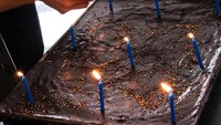 Beralih ke tahun 1980, banyak orang menyukai kue lapis Texas. Kue ini menyerupai brownies tapi dalam bentuk lembaran yang besar. Tidak ada yang tahu sejarah dari kue ini, tapi sampai saat ini, kue ini masih menjadi dessert klasik di Texas. Foto: Istimewa