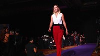 Caroline Wozniacki dari Denmark memilih setelah kemeja putih dan celana merah dalam gala dinner WTA Finals di Singapura tahun ini. (Clive Brunskill/Getty Images for WTA)