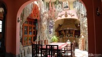Crazy House berdiri di atas lama 1.600 meter persegi dan mulai dibangun sejak 1990. Sang pemilik memang ingin membangun sebuah rumah dongeng yang menyerupai pohon. Interiornya pun dibuat aneh, seolah mengunjunginya serasa disebuah dunia yang aneh.