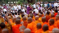 PM Hunsen menyapa peserta aksi ribuan biksu yang berdoa untuk stabilitas dan perdamaian di kompleks candi Siem Reap, Sabtu (2/12). 