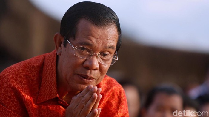 Cambodias Prime Minister Hun Sen greets as he holds a ceremony at the Angkor Wat temple to pray for peace and stability in Cambodia, in Siem Reap province, Cambodia December 3, 2017. REUTERS/Samrang Pring