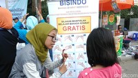 Tampak seorang anak kecil memperhatikan dengan seksama saat dijelaskan tentang bahasa isyarat (Foto: Tsarina Maharani/detikcom)