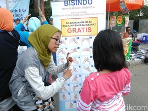 Kaum Difabel Bantu Pungut Sampah dan Ajar Bahasa Isyarat di CFD