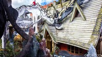 Rumah gila ini berada di Dalat dan didesain oleh arsitek asal Vietnam. Bangunan ini disebut Rumah Gila lantaran bentuknya yang aneh seperti bangunan dalam film-film khayalan.