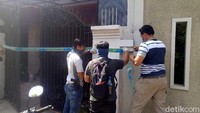 Rumah yang digerebek bisa dibilang merupakan rumah mewah. Di rumah mewah itu ada 4 mesin produksi (Foto: Angling Adhitya Purbaya/detikcom)
