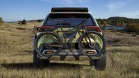 Untuk bagian kaki-kaki, konsep mobil petualang ini hadir dengan ban tebal berukuran 20 inci, fender lebar, dan ground clearance yang mendukung sebagai mobil petualang. Foto: Toyota