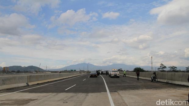 Indahnya Gunung Tangkuban Perahu Dilihat dari Tol Soroja