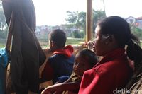 Bocah Garut yang Jualan Kerupuk Demi Ibunya Tinggal di Gubuk Ini