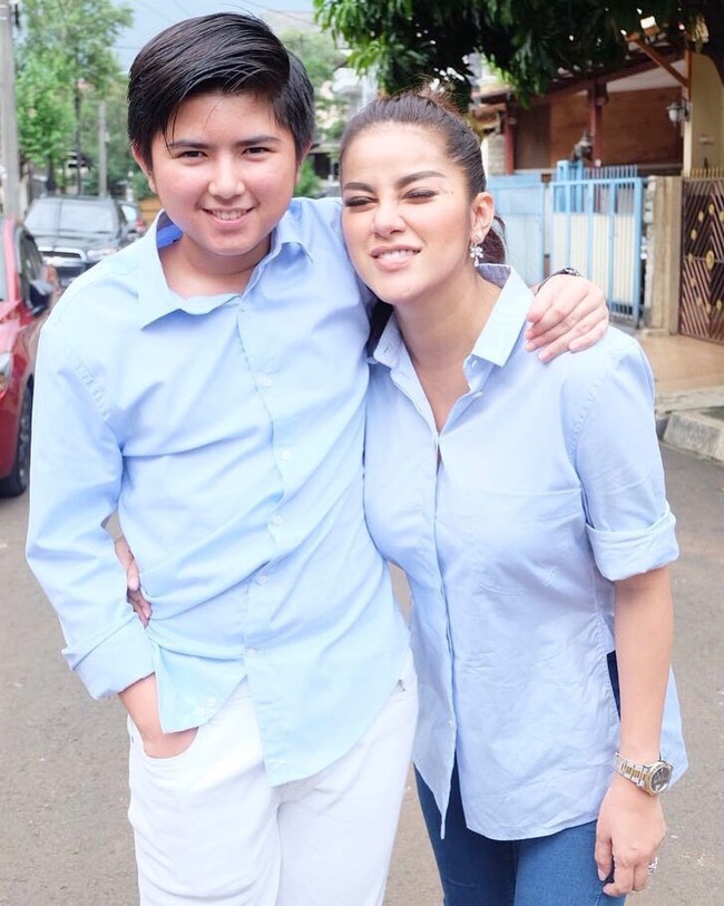 Olla Ramlan tampil dengan jam tangan Bvlgari Solotempo seharga 8.300 pounds atau Rp 150 juta. Foto: Dok. Instagram