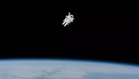 Pada foto 1984 dari pesawat ruang angkasa ‘untethered’ pertama ini, astronot NASA Bruce McCandless berada di tengah ujicoba lapangan pertama dari perangkat ransel yang didorong nitrogen yang disebut Manned Maneuvering Unit (MMU) (Foto: Dok. NASA)