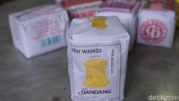 Teh Cap Dandang ini di produksi oleh PT. Kartini Teh Nasional, Batang. Dengan kemasan warna putih keabu-abuan ini teh sudah ada sejak tahun 1957. Siapa yang suka dengan teh ini? Foto: Lusiana Mustinda