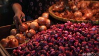 Kepala BPS Suhariyanto menerangkan, bahan makanan tercatat inflasi 0,37% dengan andil 0,09%. Di dalam kelompok ini ada cabai merah dengan andil 0,06% dan beras 0,03% serta bawang merah 0,02%. Selanjutnya ada daging ayam ras, ikan, dan telur dengan andil 0,01%.