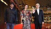 Marsha Timothy di Red Carpet Silver Screen Awards SGIFF 2017 bersama dua juri kompetisi Southeast Asian Short Film Competion lainnya, K. Rajagopal (Malaysia) dan Kenji Ishizaka (Jepang). (Official SGIFF 2017)