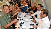 Jokowi mengajak rombongan mampir ke Sejiwa Coffee di Jalan Progo, Bandung, Senin (4/12/2017). Di sana, Jokowi memesan Coffee Latte dan Long Black untuk rombongannya.  Jokowi duduk semeja dengan Seskab Pramono Anung, Menteri PUPR Basuki, Menteri Perhubungan Budi Karya Sumadi, Kepala Staf Presiden Teten Masduki, Gubernur Jawab Barat Ahmad Heryawan, dan Pangdam Siliwangi Mayjen Doni Munardo.  (Foto: Agus Suparto/Setpres)