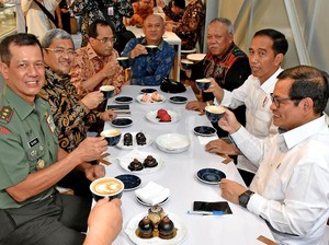 Usai Resmikan Tol Soroja, Jokowi Ajak Menteri Ngopi di Kafe