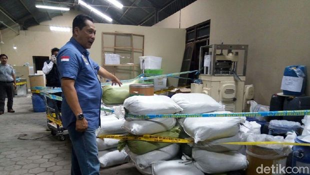 Penampakan bagian dalam pabrik pil PCC di Solo. 